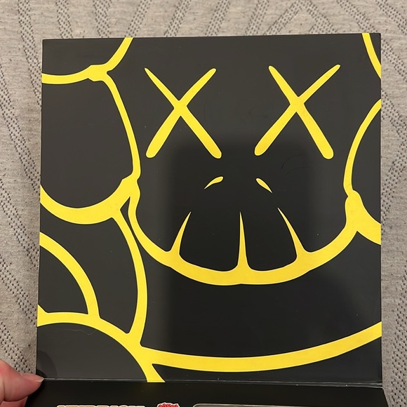 KAWS BUSTOP KUBRICK MEDICOM TOY - Picture 2 of 6